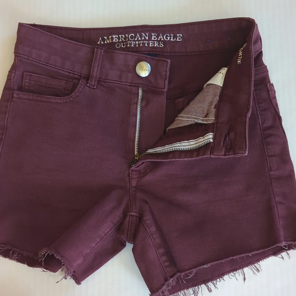 AEO Super Stretch Hi Rise Frayed Hem Shortie Cut Off Mom Shorts 00 Burgundy - Picture 7 of 13